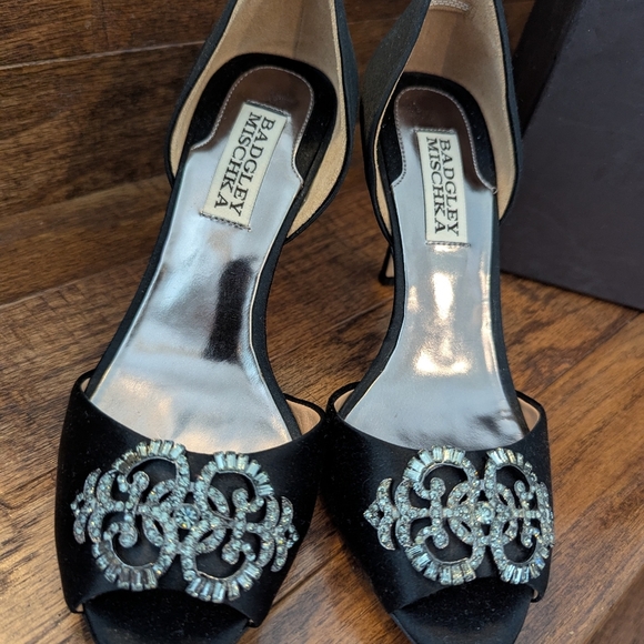 Badgley Mischka 'Salsa' Pump rhinestone tops Black NIB Size 6 - Picture 16 of 16